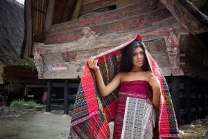 Model Wanita Cantik Pakai Ulos Dalam Sesi Pemotretan