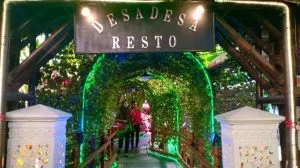 Satu Pramusaji Berfoto Di Depan Satu Ikon Desadesa Resto