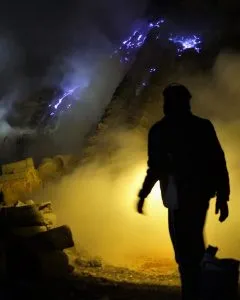 Uniknya Blue Fire Gunung Ijen